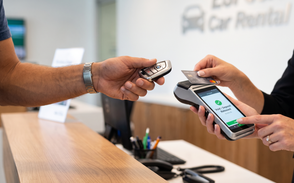 alquiler-de-coches-en-paros-y-el-proceso-de-inspeccion-el-estricto-protocolo-de-entrega-y-recogida-check-in-check-out